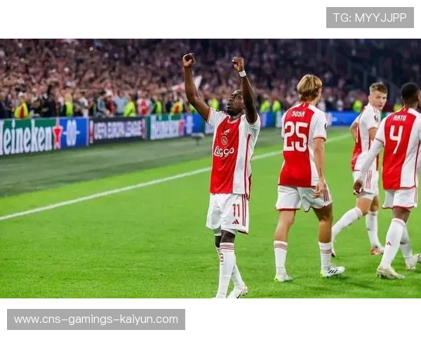 阿贾克斯锋线在比赛中不断冲击对手禁区